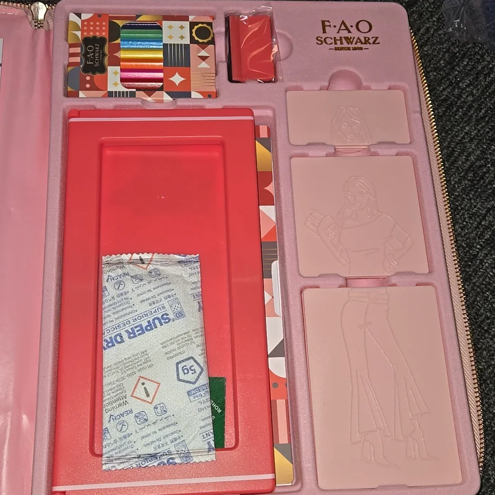 FAO Schwarz Fashion Designer Activity Art Set.new